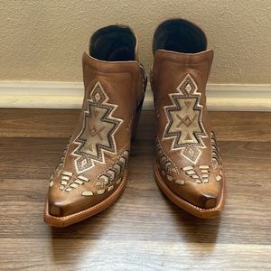 Women’s ariat Dixon boots.